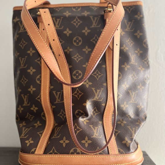 SOLD. AUTHENTIC Louis VuittonSPO919 (12x20)
This bag is in very good shape - Picture 1 of 6